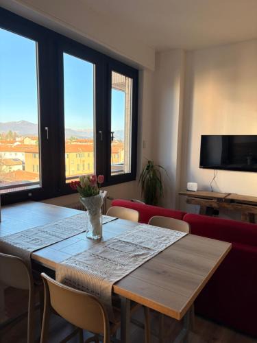 Olgiate Comasco Apartment | Appartamento con vista su Brunate