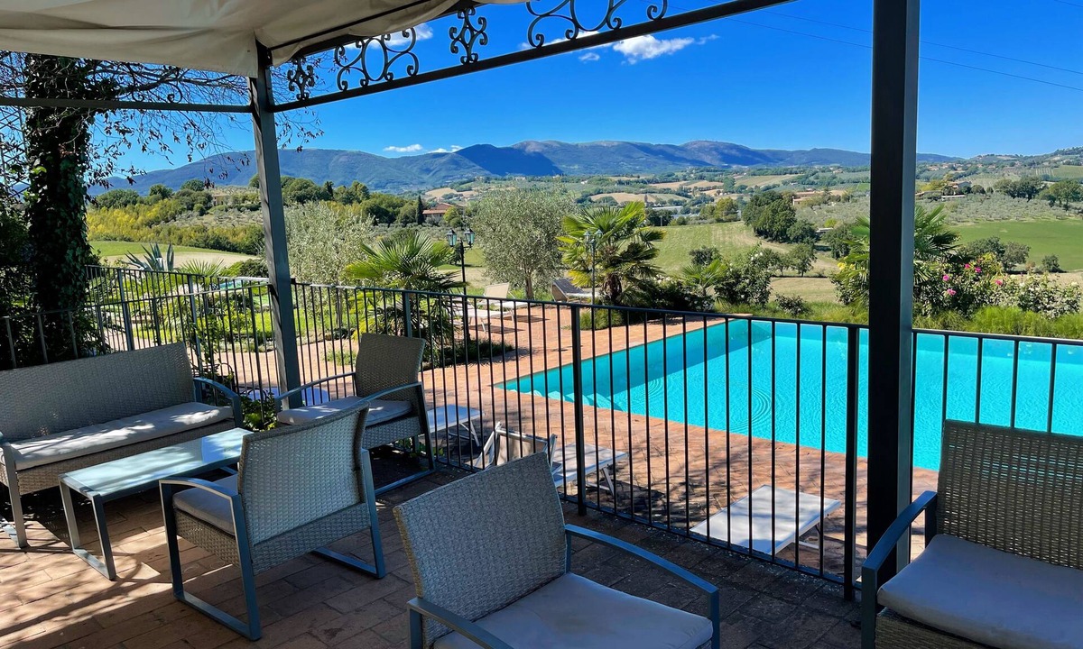 Spoleto Villa | Apt 2 Air con Free car park Infinity pool - Beautiful grounds Sleeps