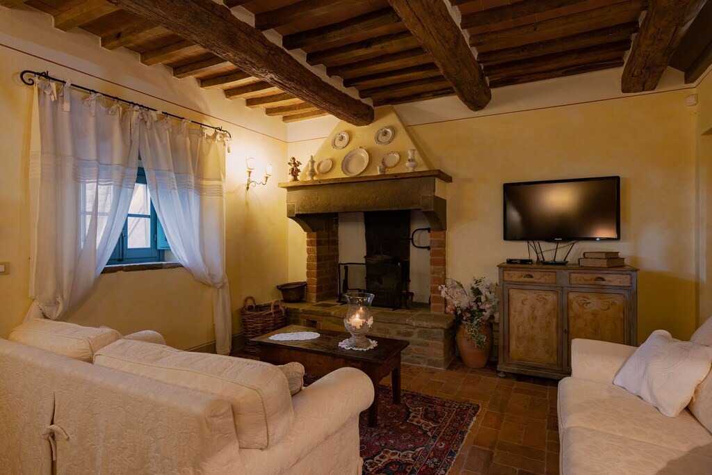 Ossaia House | Attractive Holiday Home in Cortona with Swimming Pool