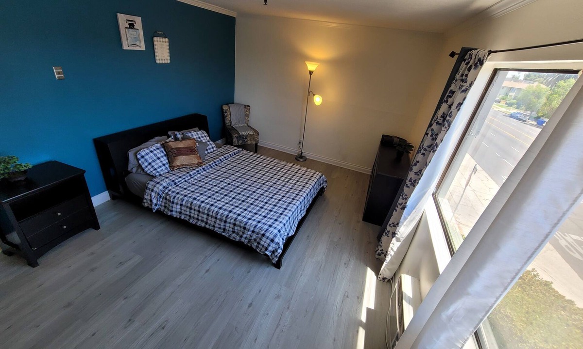 Los Angeles Hotel | (B00) Queen Bed Hotel Style Suite