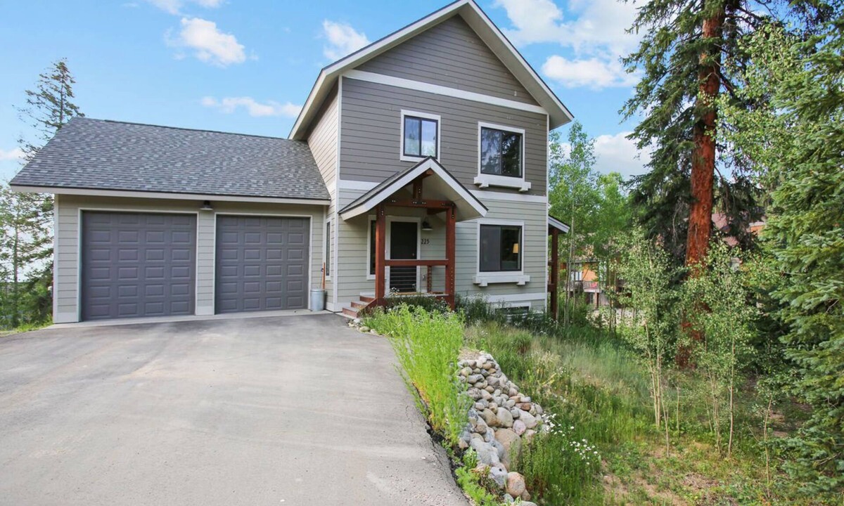 Fraser House | Balsh Hideaway | Covered Deck | Private Hot Tub | Luxe Cabin