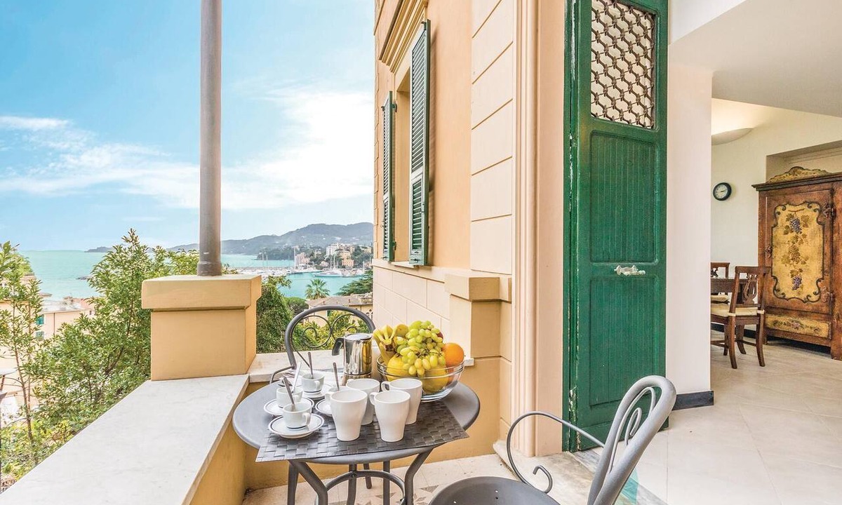 Rapallo Apartment | Beach front apartment in Rapallo GE with swimming pool