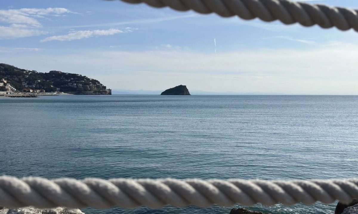Spotorno Apartment | [Beaches 400m] Free Garage Terrace Smart TV