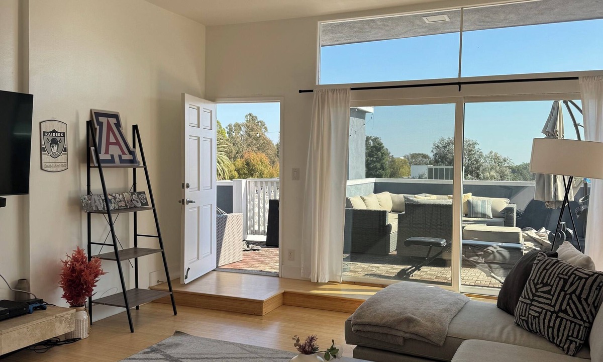 Sawtelle Condo | Beautiful 2 Bedroom Penthouse Condo with Private Deck in Brentwood, Los Angeles