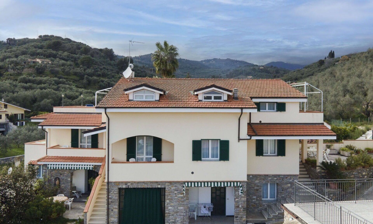 Diano Castello Apartment | Beautiful apartment for 6 people with WIFI, pool, TV, terrace and pets allowed