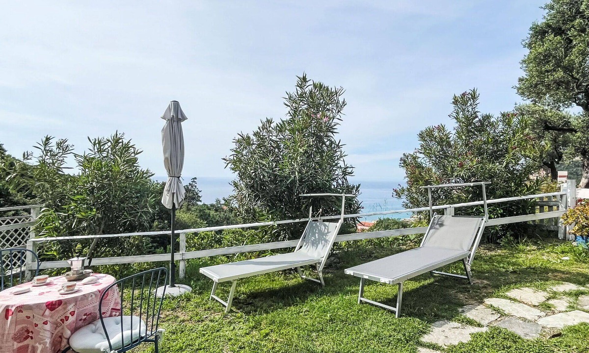 Finale Ligure Villa | Beautiful apartment in villa for 2 guests with WIFI, TV, balcony and pets allowed