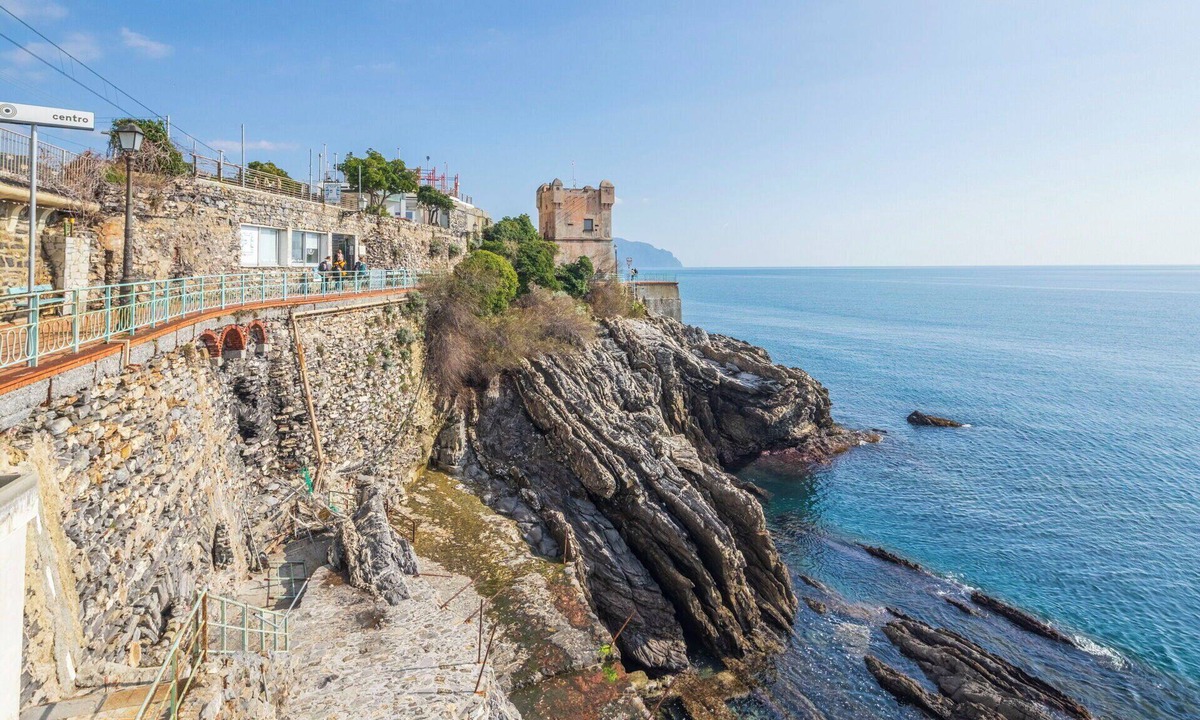 Nervi Apartment | Beautiful apartment for 8 people with WIFI, A/C, balcony, pets allowed and panoramic view
