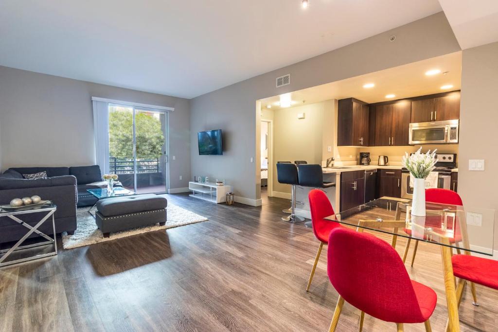 Mid-City Apartment | Beautiful Apartment in Santa Monica!