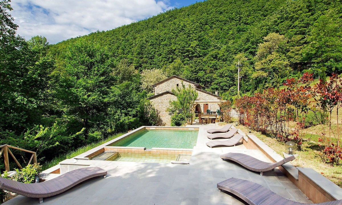 Sansepolcro Villa | Beautiful private villa for 15 guests with private pool, hot tub, WIFI, TV, patio and pets allowed