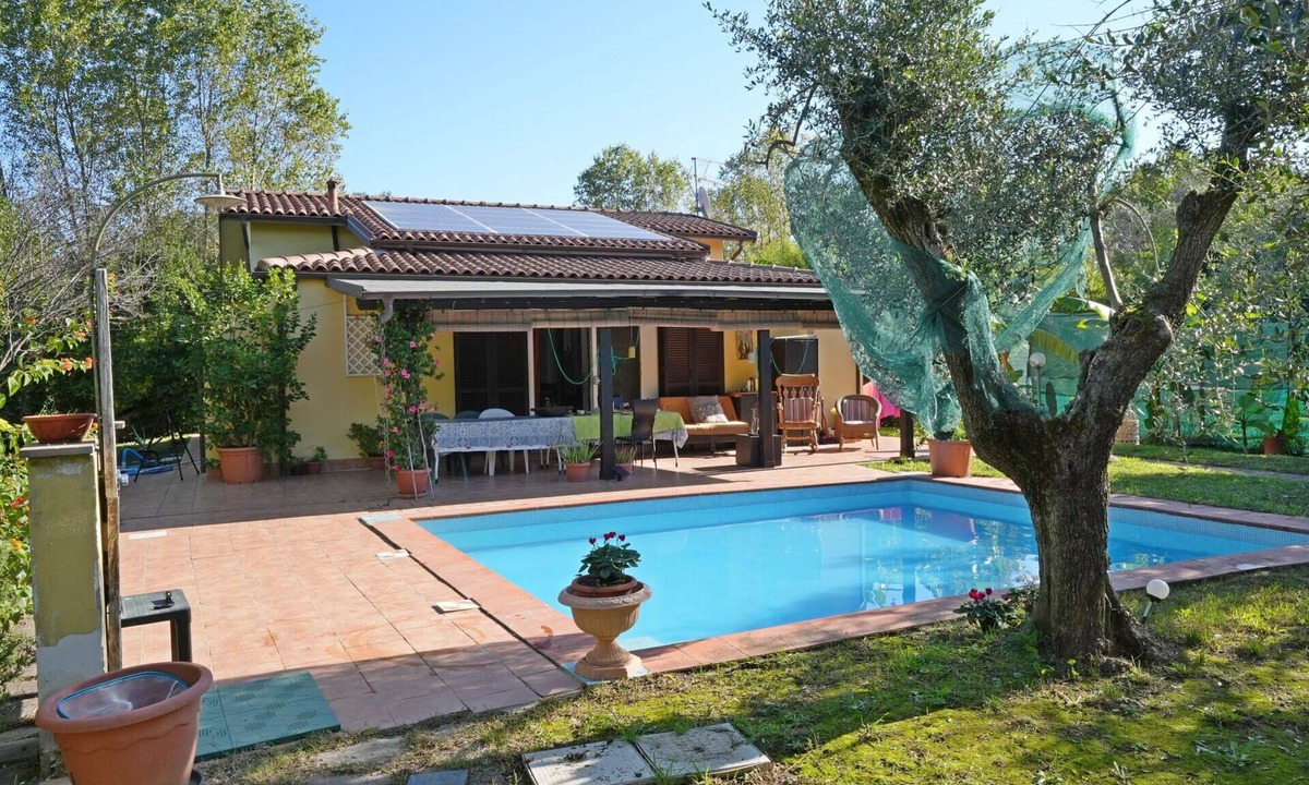 Ameglia Villa | Beautiful private villa with WIFI, A/C, private pool, TV, veranda, pets allowed, close to La Spezia