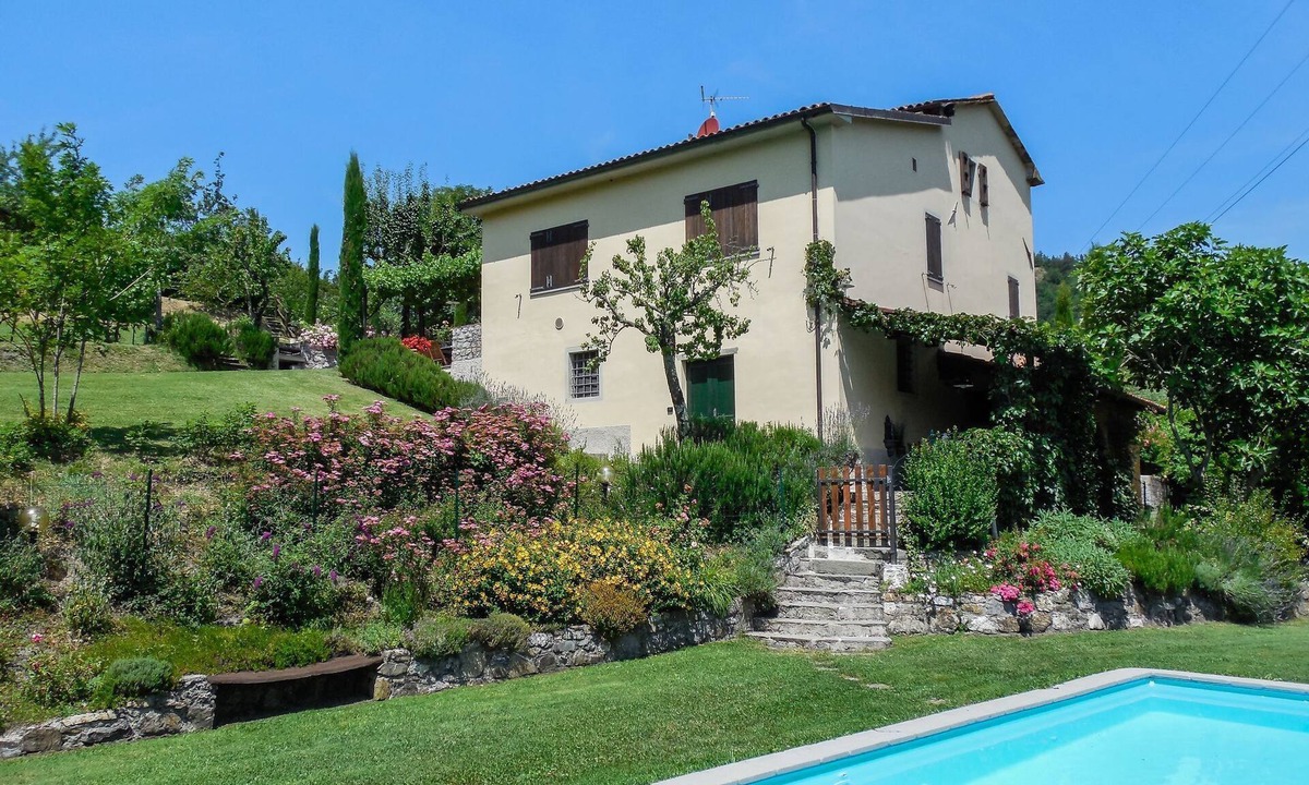 Camporgiano Villa | Beautiful villa, private pool WIFI gorgeous gardens & mountain views- peaceful!
