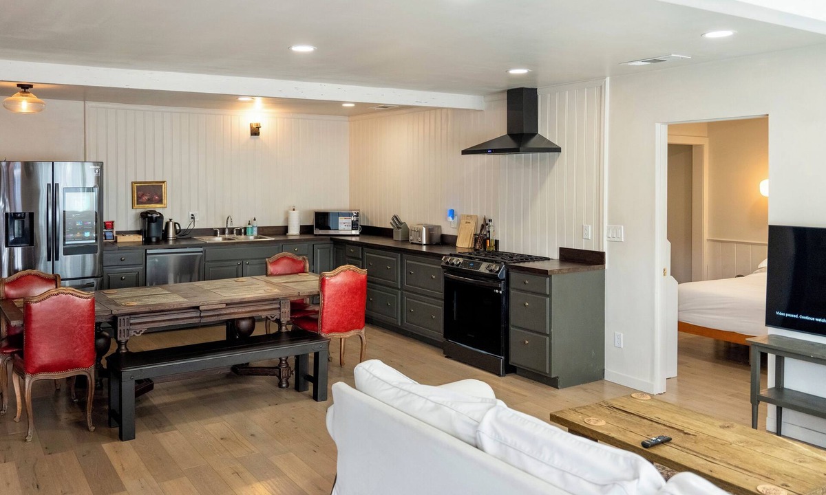 West Athens House | Bespoke 3-bedroom cottage with AC in vibrant Los Angeles near LAX/Sofi/Kia Forum