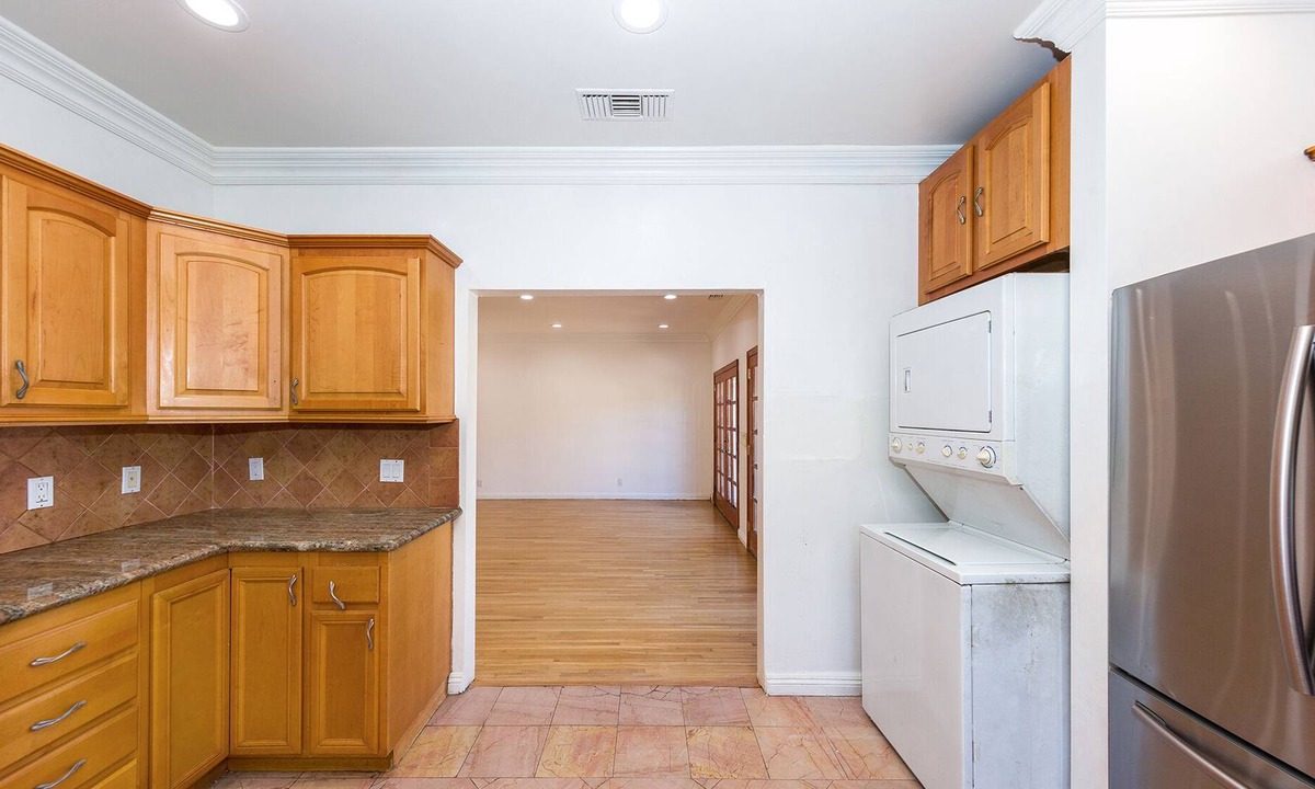 Carthay Circle House | Beverly Hills Home w/ Backyard, Jacuzzi & More