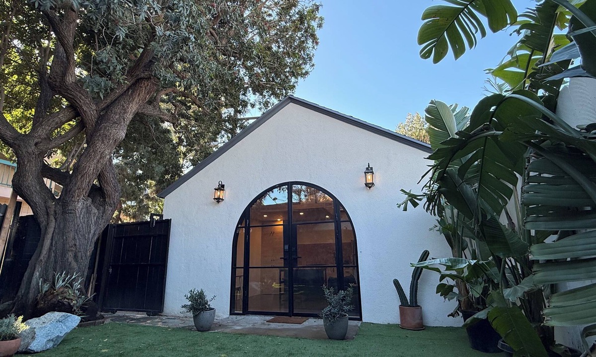 West Los Angeles House | Brand New Moderne house with Private Garden Prime LA Location