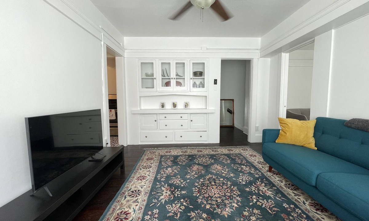 Harbor Apartment | Bright and Charming Upper 2 bedroom, Pine Ave, Long Beach! Pet Friendly!