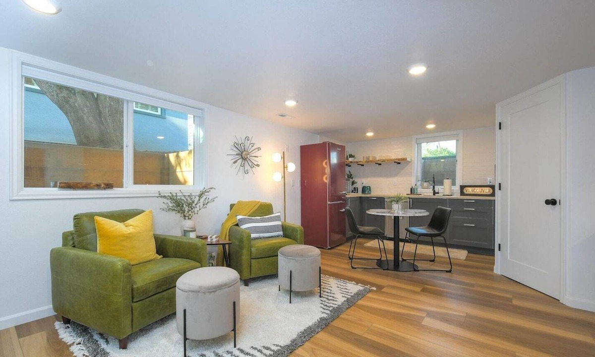 Downtown Vancouver Apartment | Bright and Modern Basement Apartment ✿ DT Neighborhood