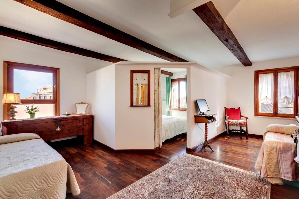 San Polo Apartment | Ca' Badoer East Studio