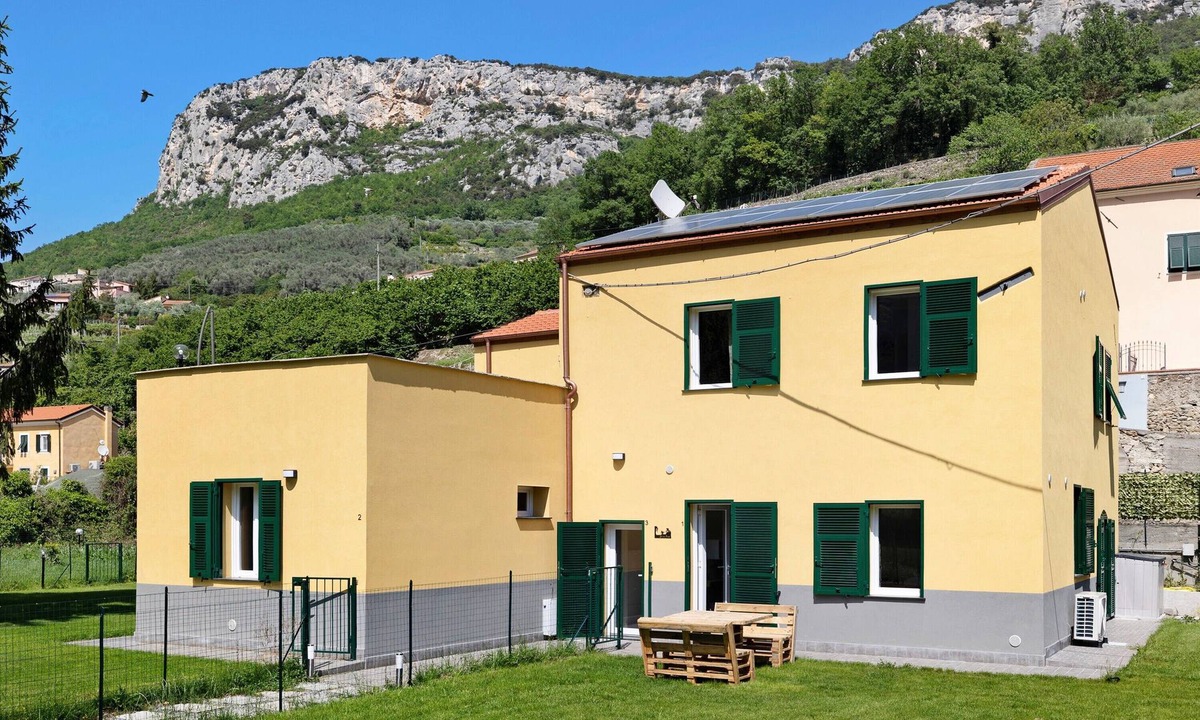 Finale Ligure Apartment | Ca di perti Apartment 1 with Wi-Fi, A/C & Garden