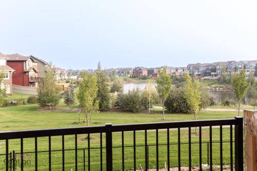 Southeast Edmonton House | 209 m² House ∙ 4 bedrooms ∙ 10 guests