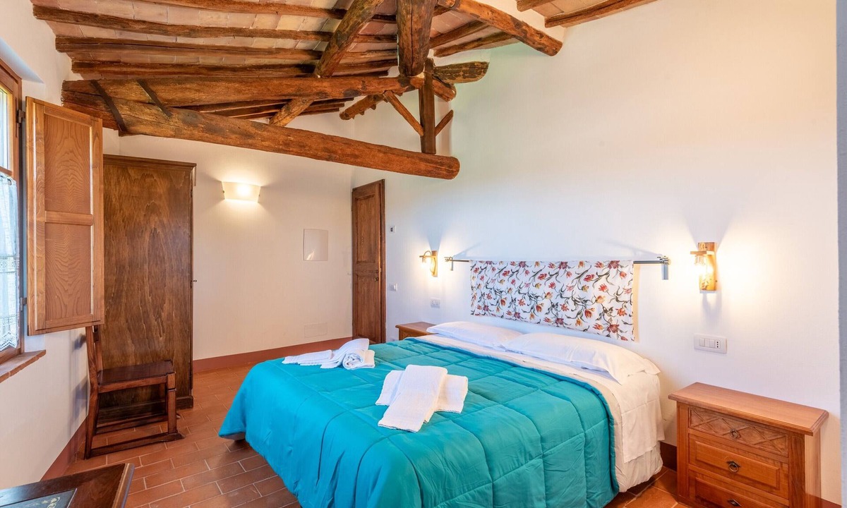 Simignano Apartment | Camera Castello – Agriturismo la Taverna di Celsa with Shared Pool