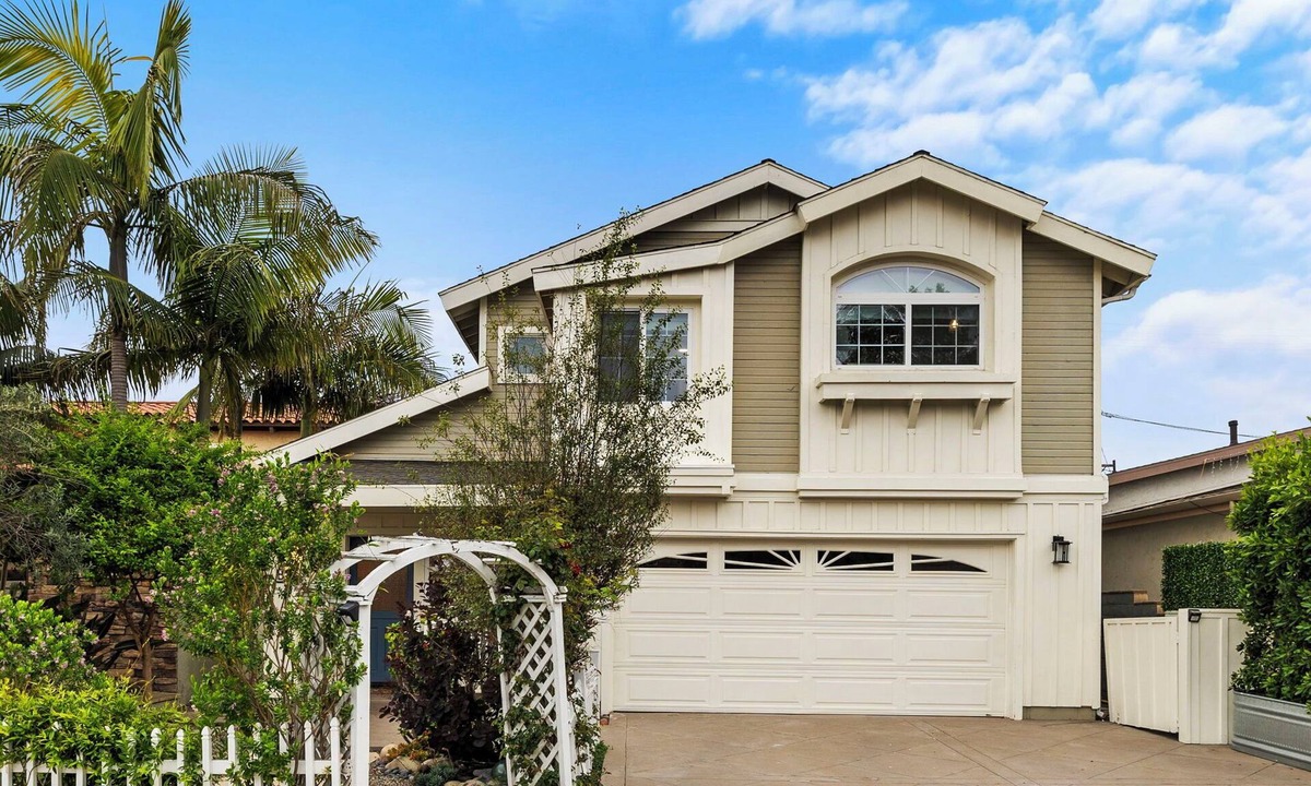 Capistrano Beach House | Capo Beach Coastal Retreat/4 Bedrooms 4 Bath/Near Harbor & Surf