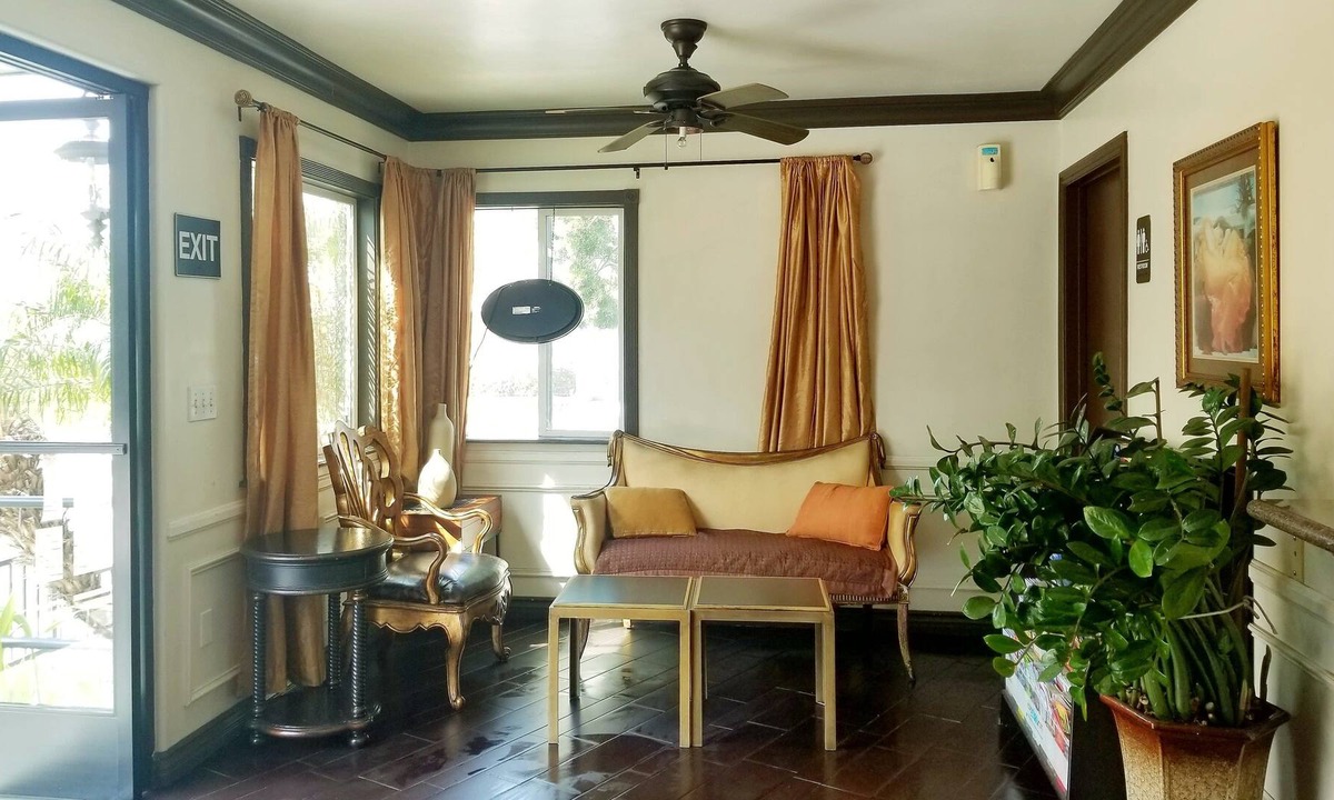 Pico-Union House | Casa Bella Inn - In Los Angeles (Downtown Los Angeles)