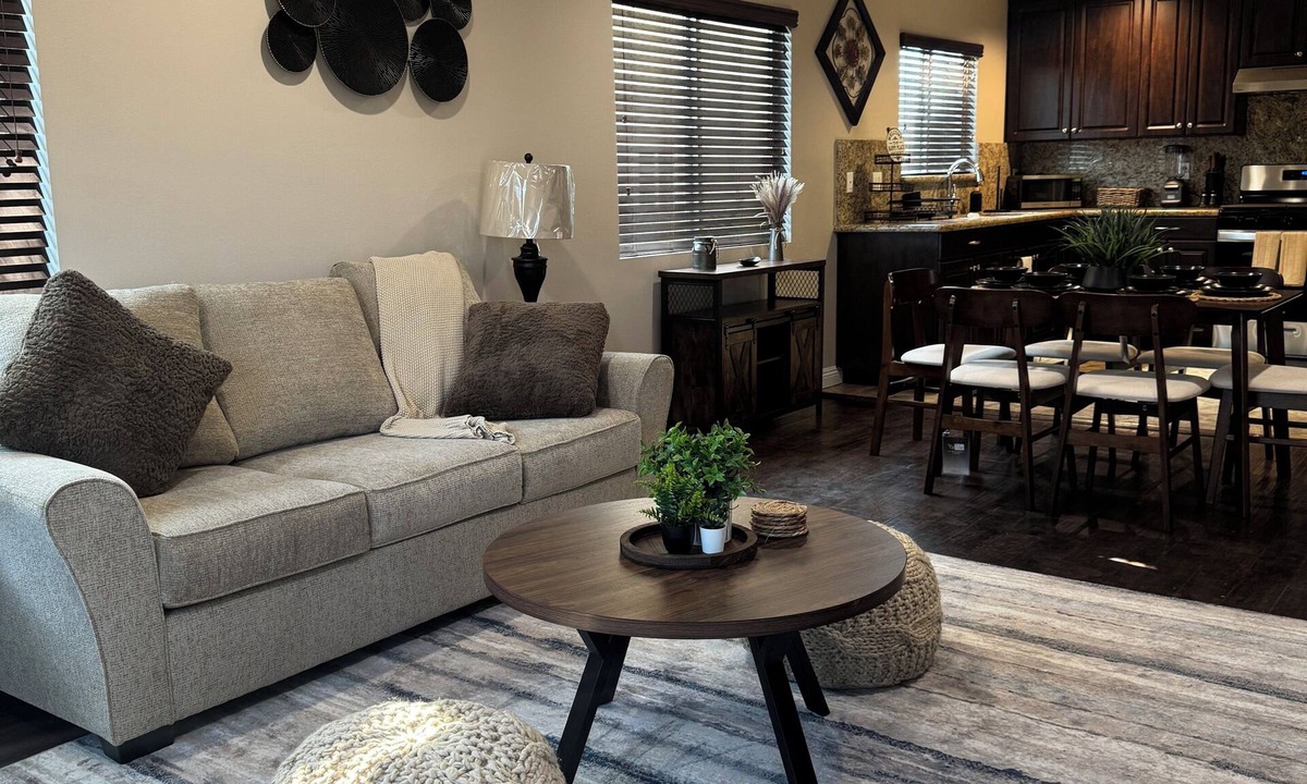 Lennox House | Casa de Luxe – Modern 3BR Near SoFi & LAX Sleeps 8