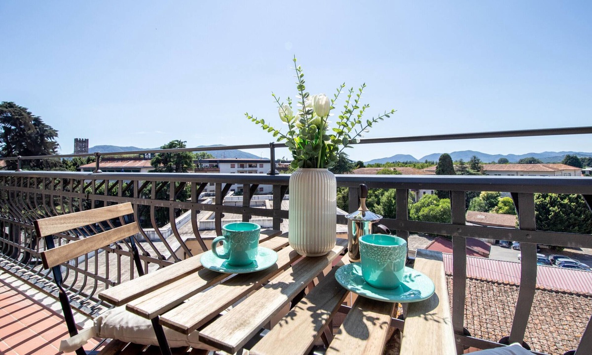 Lucca Historical Center Apartment | Casa di Anna in front of the Walls