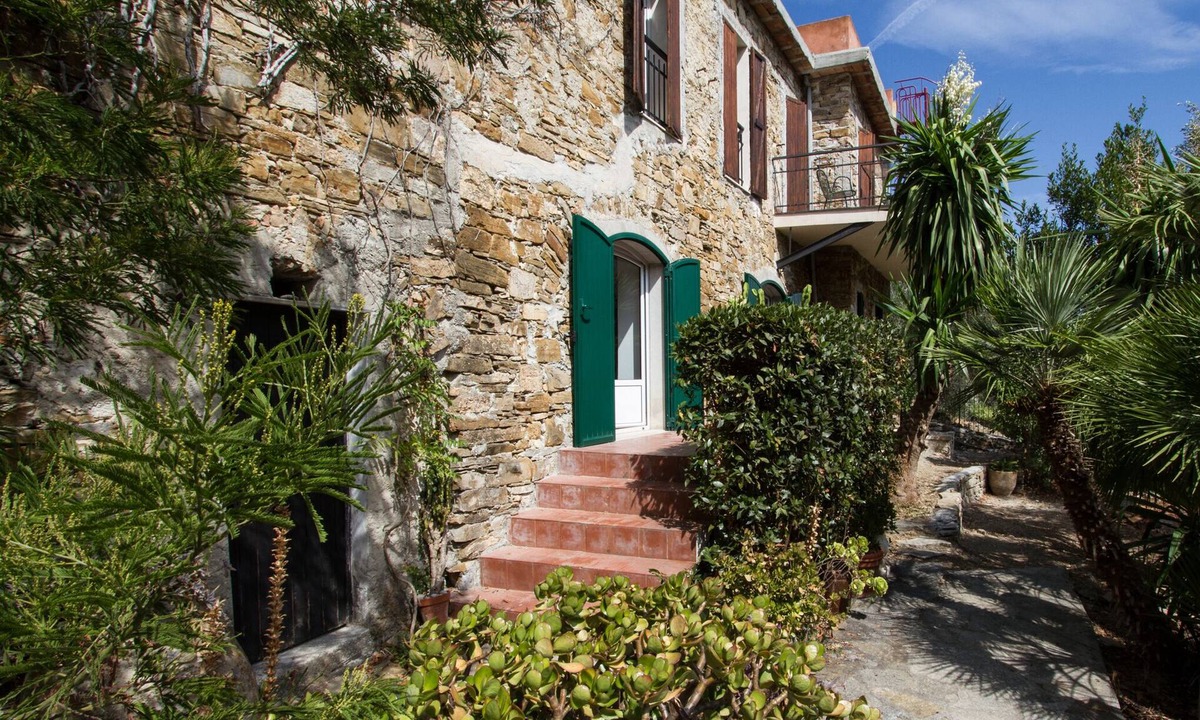 Diano Castello Condo | Casa Klaus: between lake and olive trees