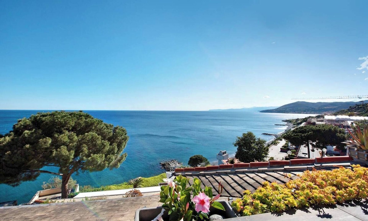 Arenzano Apartment | Casa Nina - Three Bedroom Apartment, Sleeps 6