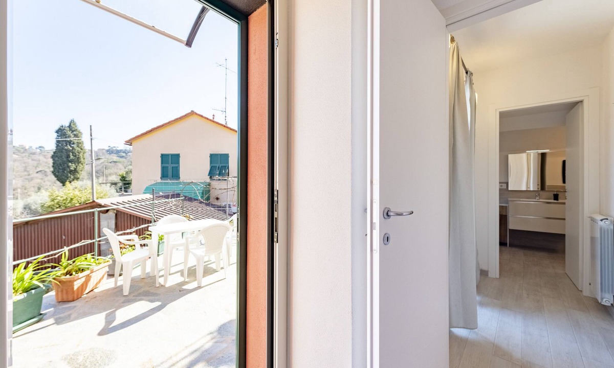 San Massimo Apartment | Casa Rosa Tre, Rapallo, 1b/1b with private parking and garden