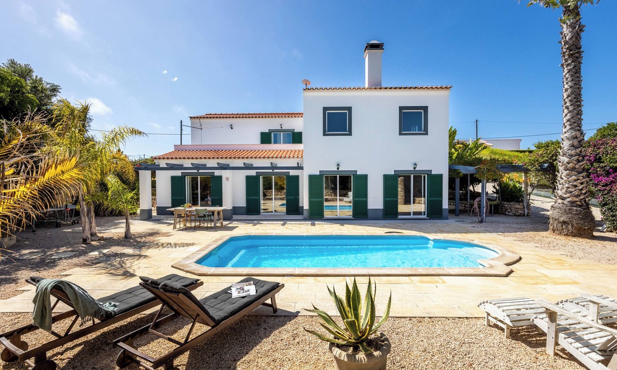 Aljezur Villa | Casa Skip - 4 bedroom villa with lush garden!