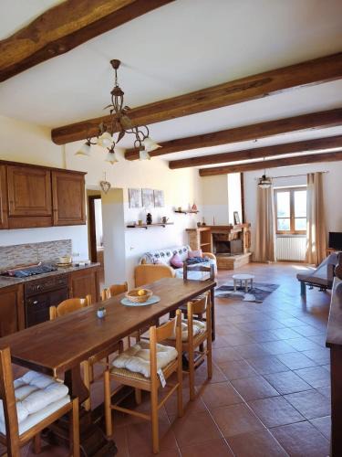 Avigliano Umbrio Apartment | Casale Caserinzio - Appartamento Girasole con Vista Panoramica