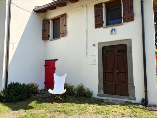 Bedonia Apartment | Casetta dalle finestre rosse