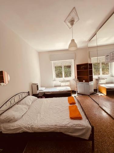 Genoa House | Centrum Twin & Triple Rooms Shared Bath