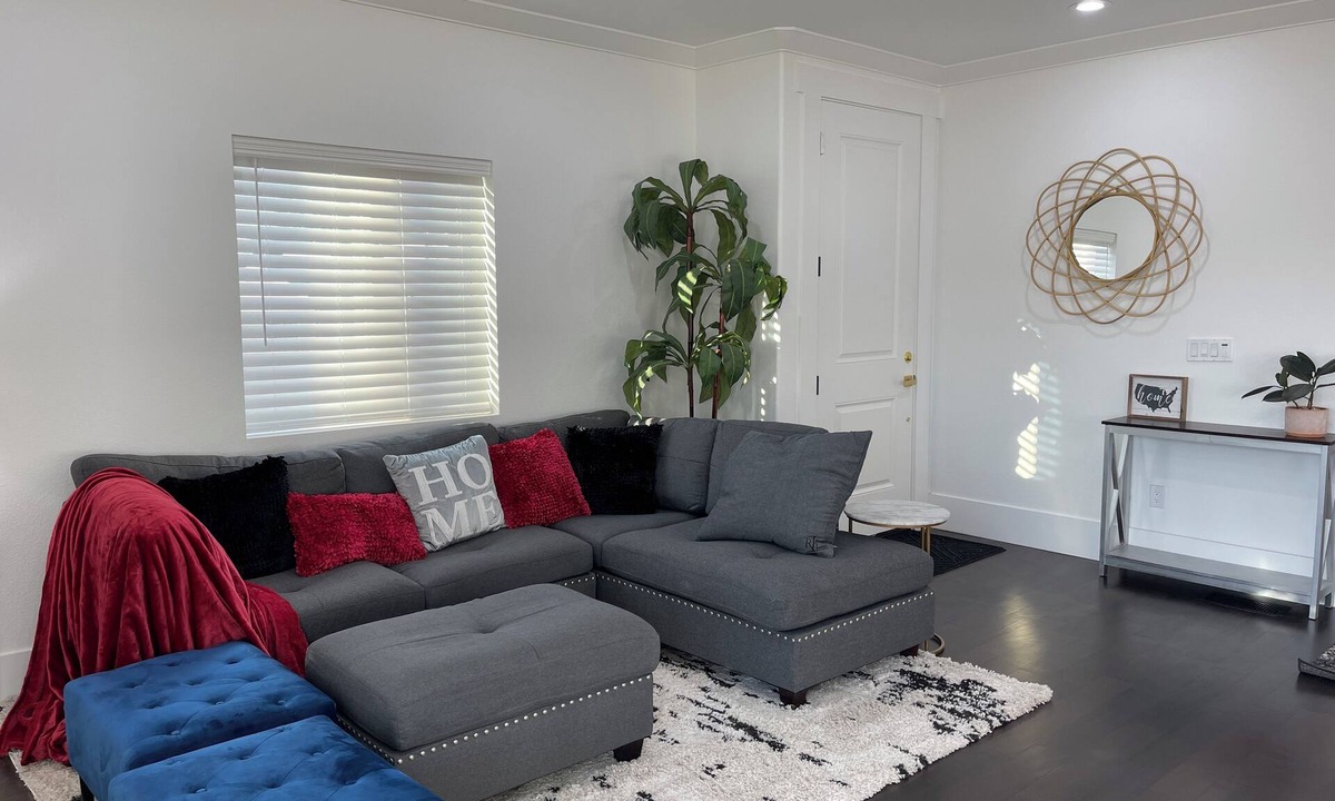 Pittsburg House | Charming and Spacious 4-bedroom house in Pittsburg with AC