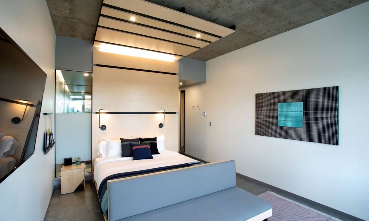 River North Art District Hotel | Charming Boutique Hotel w/Plush Mattresses l Pool l Mountain View