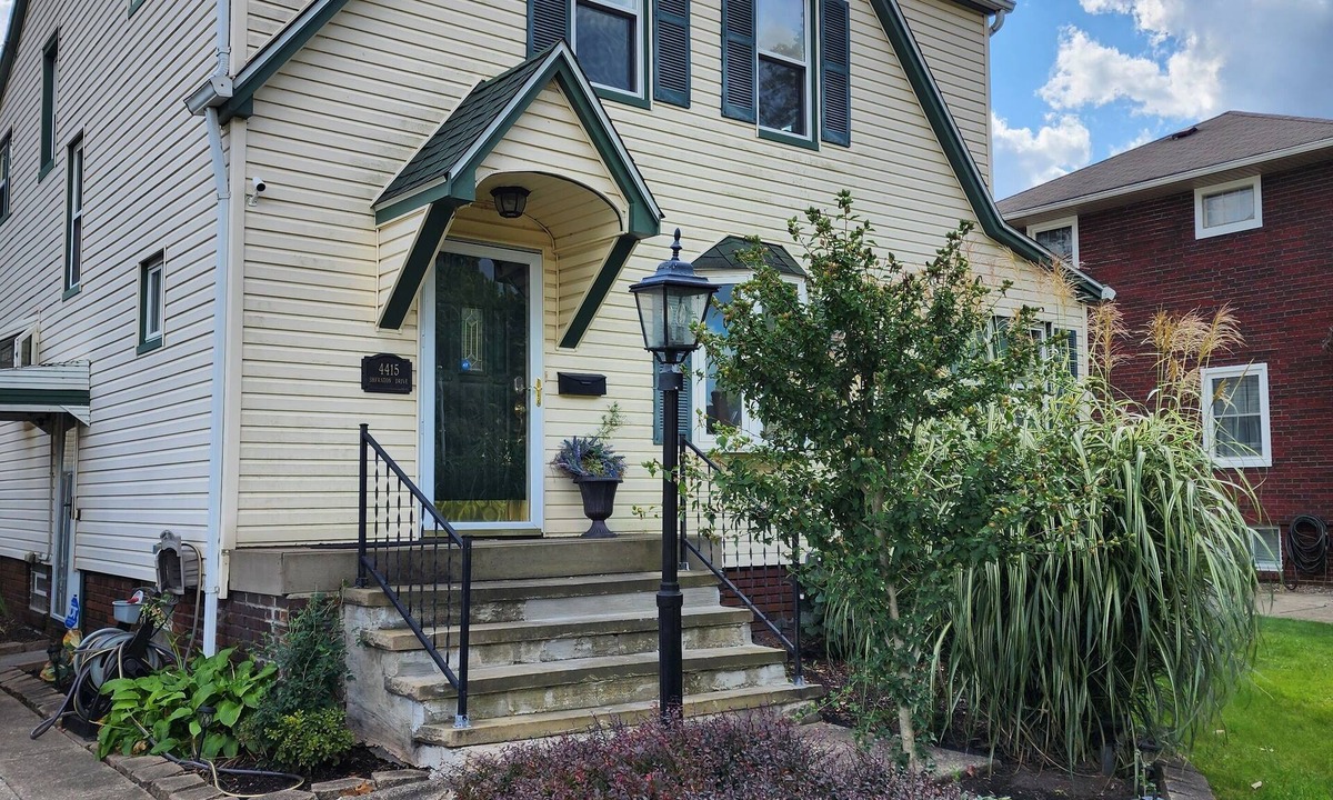 Parma House | Charming Spacious & Affordable. Gem of Parma! Modern space superbly clean.
