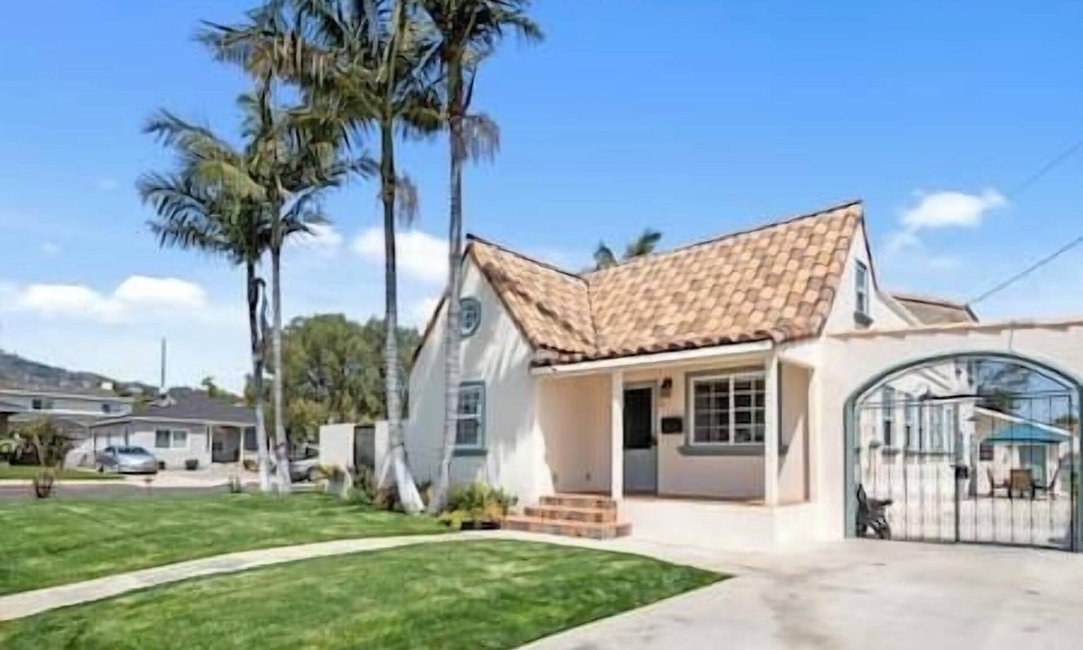 Northwest San Pedro Villa | Cheerful 6-bedroom Villa with hot tub