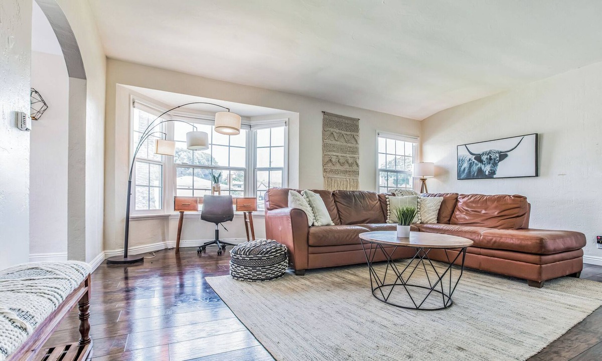 South Wrigley Apartment | Chic 1 Bedroom Apartment - WFH Set Up