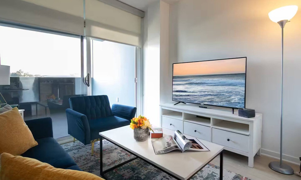 Downtown Apartment | Chic SM Apartment Free Parking & High-Speed Wi-Fi