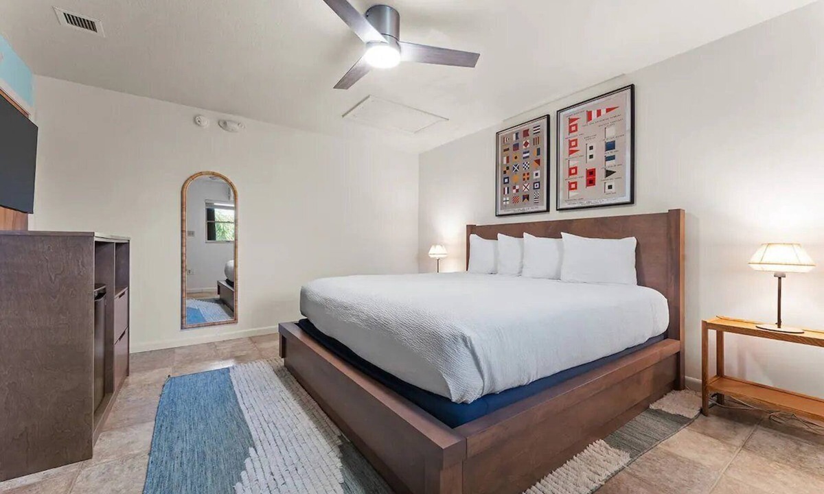 Little Torch Key Hotel | Coastal King Retreat w/Pool, Kayaks & Private Beach Access, Breakfast Included!
