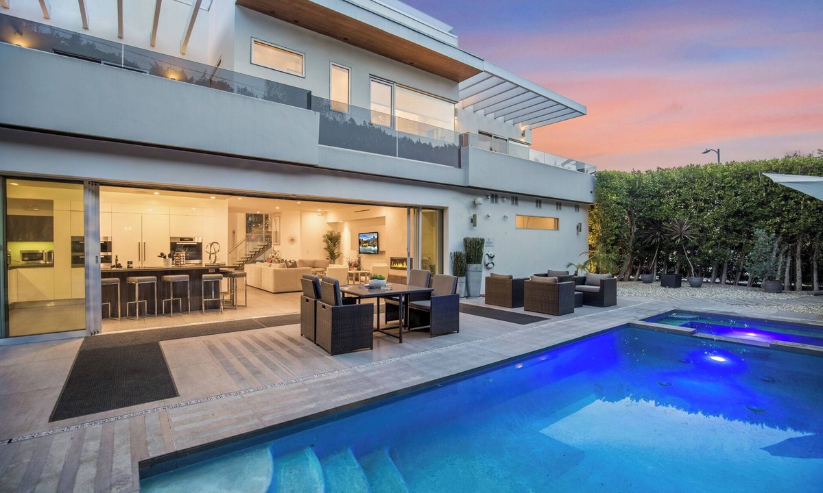 Beverly Grove House | Colgate Vantage - The House of Views | Rooftop Deck & Hollywood Hills Vistas