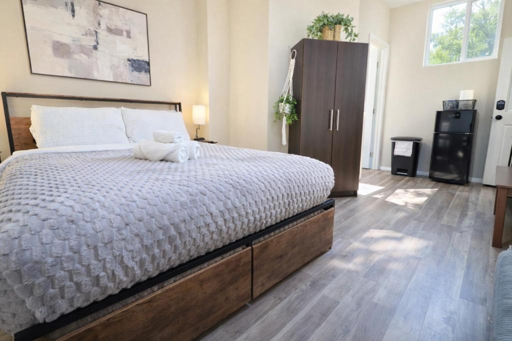 Beverly Grove Apartment | Comfortable Guest Studio by Cedars-Sinai, Beverly Center and Beverly Hills