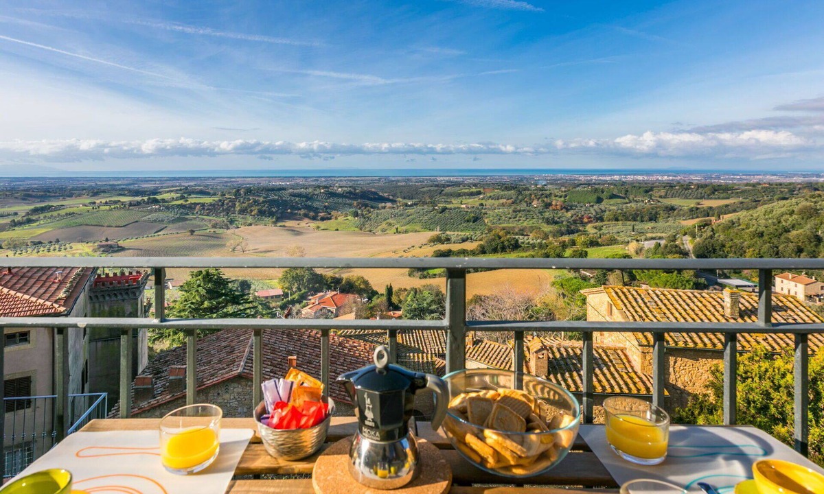 Casale Marittimo Apartment | Cosy apartment for 5 people with WIFI, TV, balcony, pets allowed and panoramic view