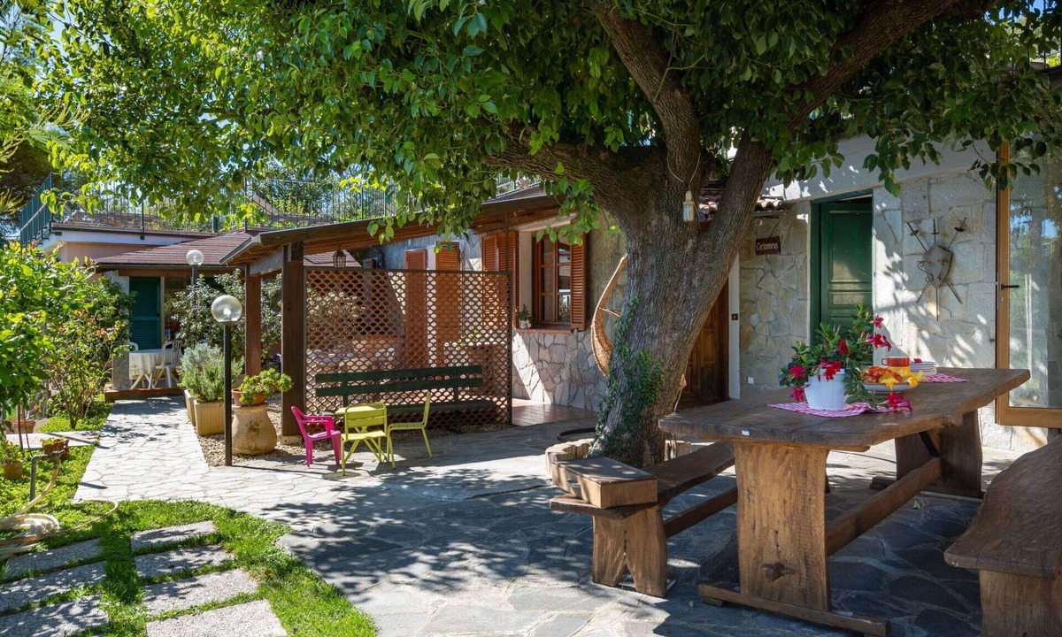 Valloria Apartment | Cosy apartment for 4 guests with hot tub, A/C, pool, WIFI, TV and patio