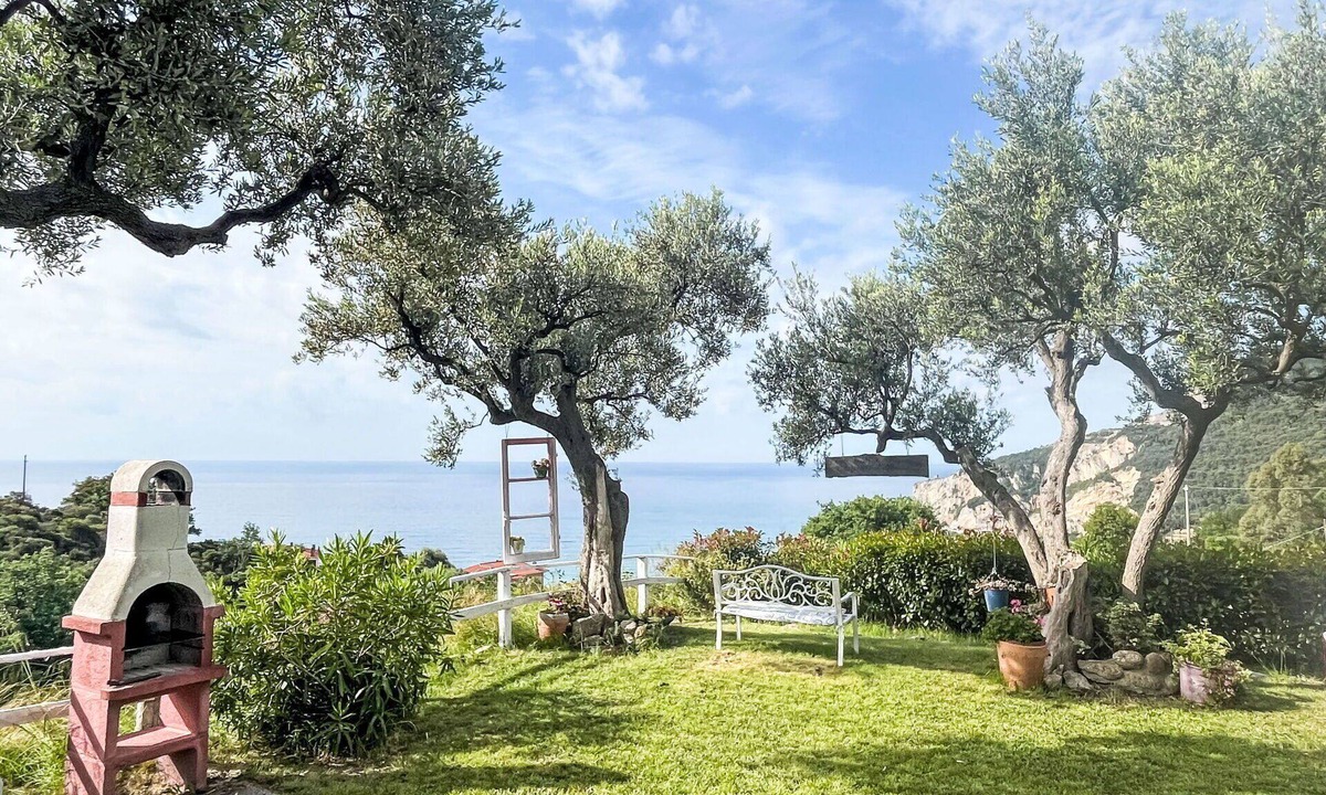 Finale Ligure Villa | Cosy apartment in villa for 4 guests with A/C, WIFI, terrace and pets allowed