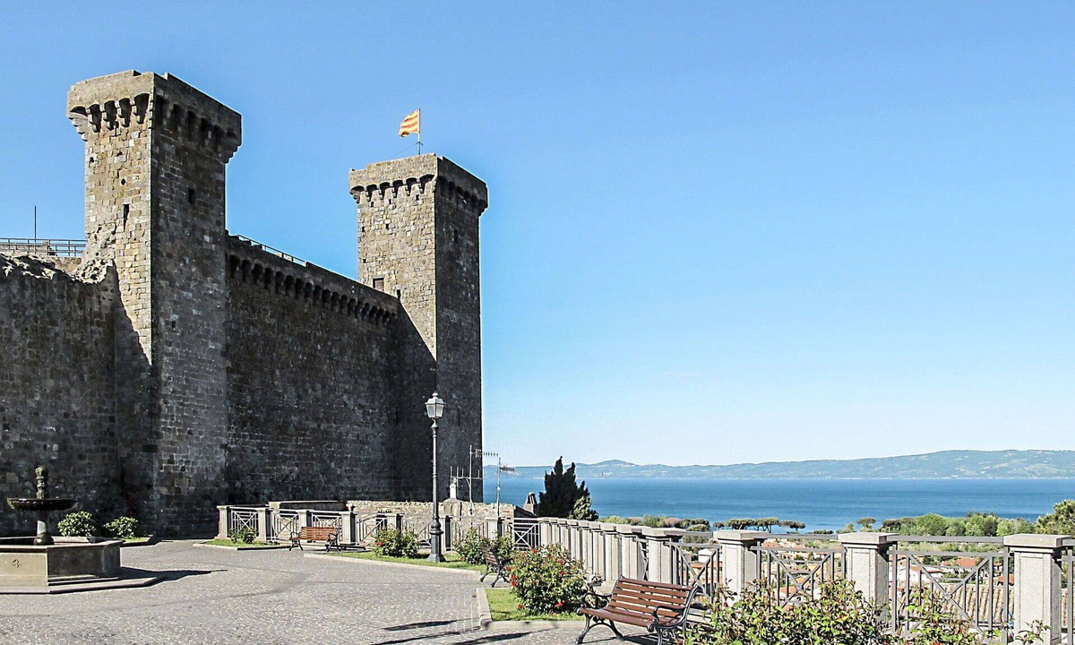 Montefiascone Villa | Cosy apartment in villa with hot tub, pool, WIFI, TV, patio, pets allowed and panoramic view