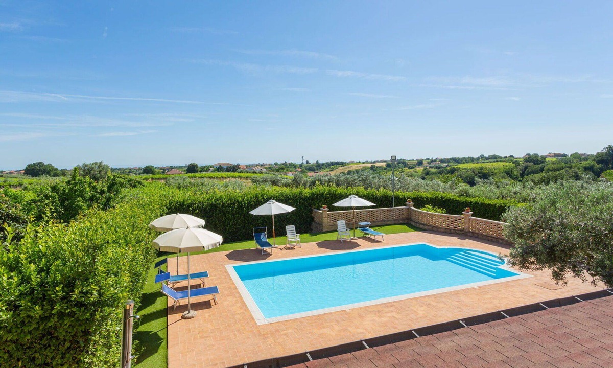Crecchio House | Cosy apartment in villa for 4 guests with WIFI, pool, TV and terrace
