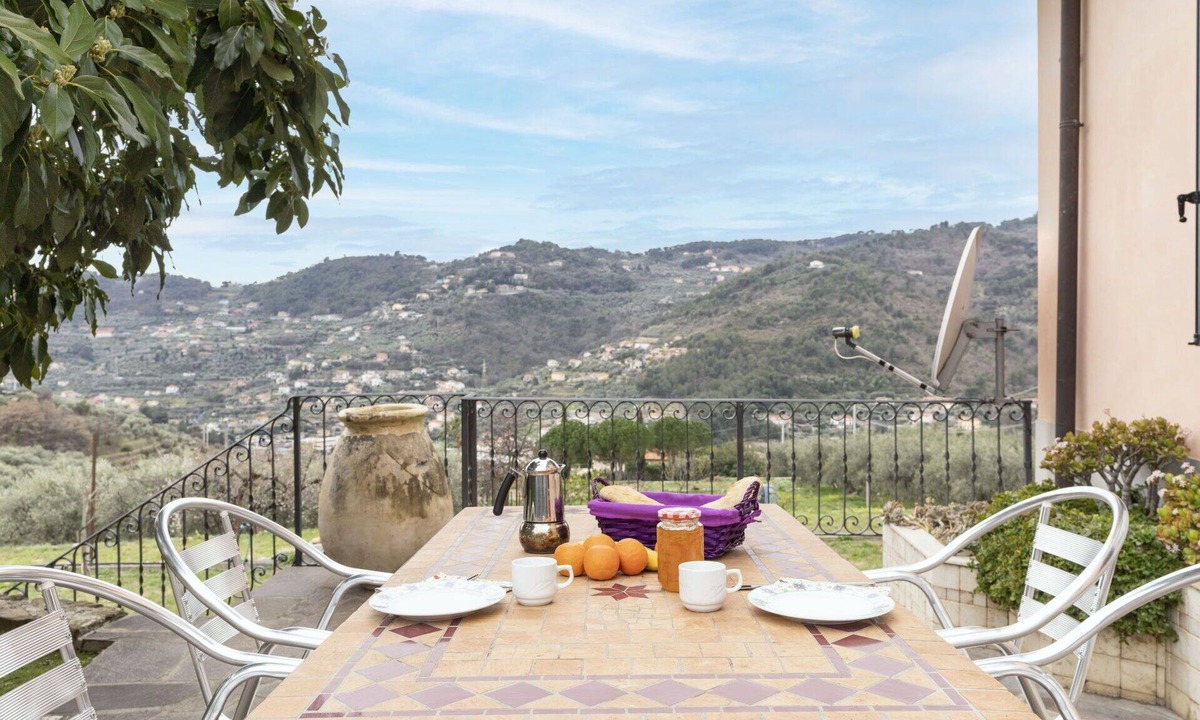 Costa dʼOneglia Villa | Cosy apartment in villa for 4 guests with WIFI, TV, patio, pets allowed and panoramic view